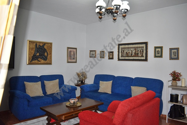 Apartament 1+1 me qira ne rrugen Shefqet Musaraj prane Kompleksit Square 21.
Eshte e pozicionuar ne